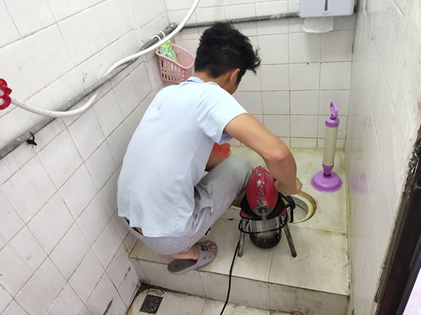阿拉善右管道堵塞冒臭气 专业师傅现场解决问题